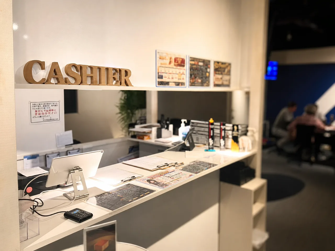 受付カウンター(CASHIER)。ご入店後にこちらでお支払い